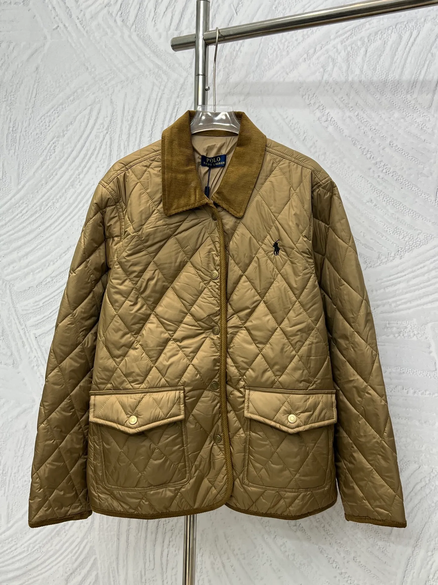 P350 Ralph Lauren logo embroidered diamond plaid corduroy cotton jacket. Exquisite small logo embroidery on the chest, corduroy color-blocked lapels, pocket design showing details, customized accessories, complete with three standards. Size: S M L XL